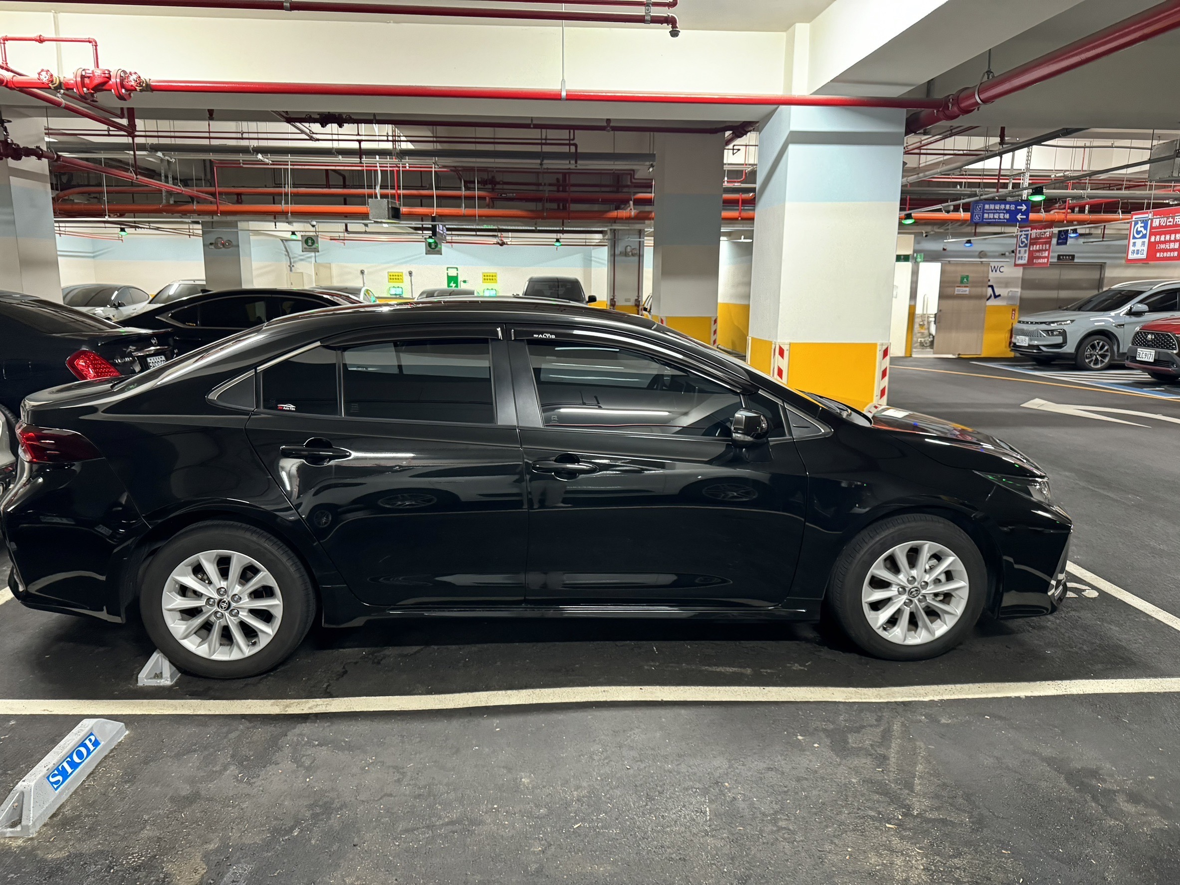 Toyota Altis二手車好賣的原因介紹Altis收購價之前,先說明一下為什麼Altis賣的這麼好。 其實就是保值、好養、省油,尤其到了12代標配ACC之後整個大放異彩,12代之後出了1.8油電又進階到了了另一個世界。 你說老車9代、10代,車商有時候都還能收超過五萬甚至接近10萬。其他品牌的車很多可能都報廢價了。就算開到報廢,Altis的回收價也遠超出其他品牌。 你說新一點的車同樣19年的Altis還可能收到30多萬,換作Focus、Elantra根本不可能這麼高。轎車裡面目前車商最愛最保值也確實是Altis。