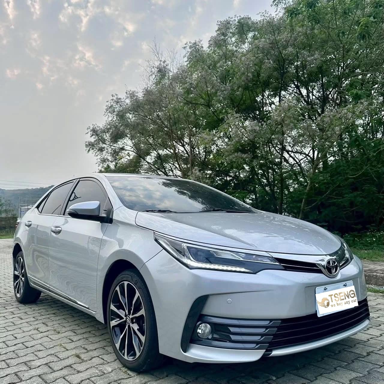 Toyota 11代Altis漂亮車為什麼很難收太高? Altis大家都知道保值神車開不壞,照理來說都要收很高才對!但11代算是稍微特別的狀況。原因就是12代害了11代~ 假設一台18年Altis跑三萬公里,擺出來賣27萬。但又有一台19年12代假設跑10幾萬公里,但賣你個30萬。 你是消費者你會選哪一個?我差不多的錢直上12代,撇除空間小一些以外但多了TNGA底盤、ACC、一堆安全系統,外觀更帥更屌。 你說里程有差?就算里程很接近也差沒幾萬元~而且本來就開不壞的車款哪有什麼影響。 所以權威雖然11代和12代很接近,但實際上收起來差別很大。尤其陽春和18-19年的11.5代會更慘(末代車的關係),說真的有點銷售經驗的車商都不會追到太誇張高。 也同時告訴你一件事情,除非你11代有明顯的價差~不然消費者不會選11代,也就意味者車商追高價是比較困難的。 這就會影響那些里程很低、車很漂亮的11代,畢竟收高賣高~客人比一下價格就會跳去12代了。 最近有客人11代到處比價,然後發現價格都不如預期~大概是這個原因。總而言之11代的車主你價格比較差不是你的錯,是因為12代害了你。