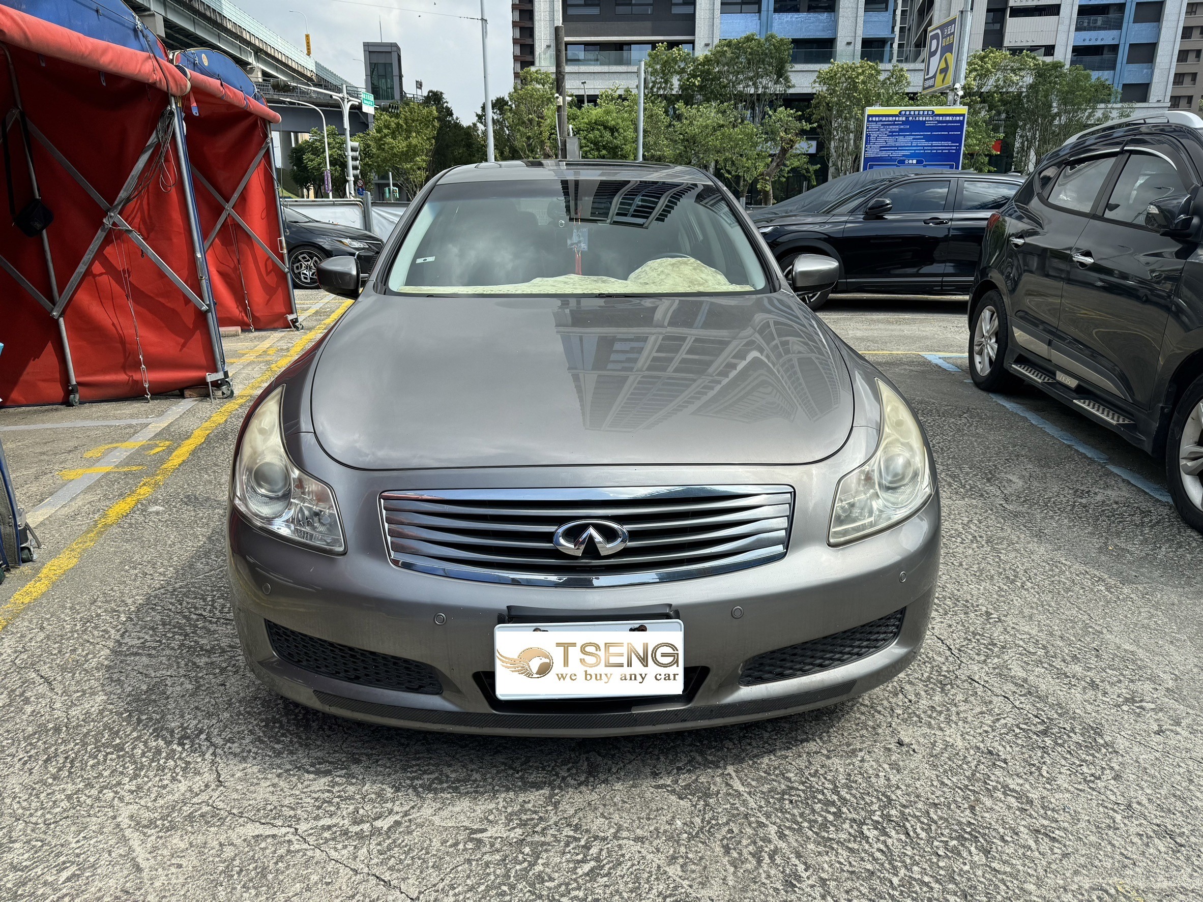 Infiniti G25 G37賣車估價重點​ 1.基礎因素:車款有四門、雙門、敞篷，多數的雙門車和敞篷會收比較高，尤其是敞篷。 2.其他因素:待修、稅金、改裝品 ​ 假設四門11年的話基礎應該收5-8萬居多，如果更舊的09年是鐵定五萬內了。 這車很常遇到待修，所以實際收兩三萬也很常見，因為修起來非常貴(漏油、變速箱故障、環保材質等都遇過)加上稅金一年3.8萬真的很高。車商擺出來賣10幾萬多半要有很屌的改裝品才有可能。 ​ 至於雙門就比較高價，如果09年沒待修泡少是有機會超過五萬以上，11年的話有機會接近10萬~有改裝可能會更高。擺出來賣，條件好一點有人賣的到20幾，但多半要放很久。 然後敞篷應該會更高價，但敞篷馬達應該不少車有故障狀況，維修成本更高。 ​ 總而言之，這車多數是幾萬元在收。因為稅金很高、買的人很少，就算你四門收兩萬，壞東西修好幾萬，擺出來也沒多少錢。 反正這車很看車商收，標準有行無市車，利潤或許不差但多半都要擺很久。