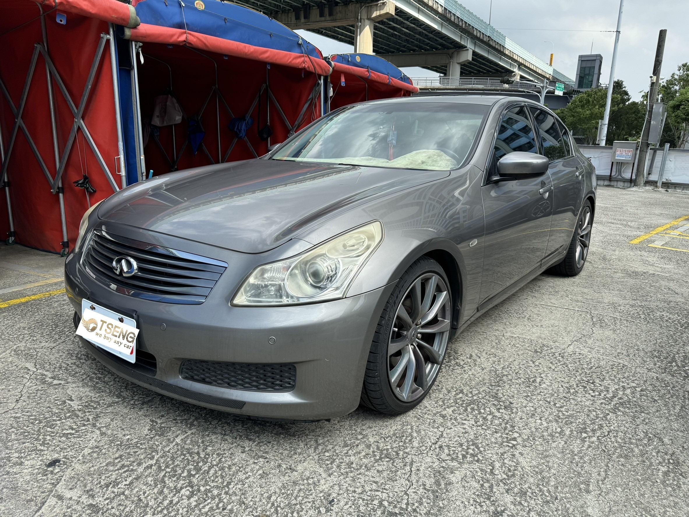 Infiniti G37中古車為什麼收購價不高?甚至很少車商敢收?跟前面幾篇談過的國產房車不同，G37雖然是裕隆進口車，但實際上收購價很不好，原因如下。 ​ 1.稅金超高 2009後的G37，改成3700 CC。一年大概要繳3.8萬元稅金!G25至少稅金還少一些~只要22410元。 ​ 2.零件難找 ​ 雖然變速箱和引擎應該和許多Nissan車款共用，但外觀、內裝這些可能會比較昂貴且難找。這車畢竟也算很冷門!當初的數量也不多。 ​ 3.油耗可怕 ​ 傳統 NA V6 基本上油耗我覺得只有5-6km，也可能樂觀了。 ​ 4.周轉速度很慢 ​ 這車通常要放很久，很多人喜歡但考量現實要下手都會猶豫不決，因為稅金、高油耗、維修費用等。 5.定位問題:Nissan 370Z是更佳的選擇 如果要玩車，一樣的稅金、動力下，大多數人會想改買更保值、改裝潛力等大的Nissan 370Z。既然注重豪華或代步幹嘛買大馬力的G37? 所以本質上G37定位是比較奇怪，這也導致它不好賣、收購價不高。