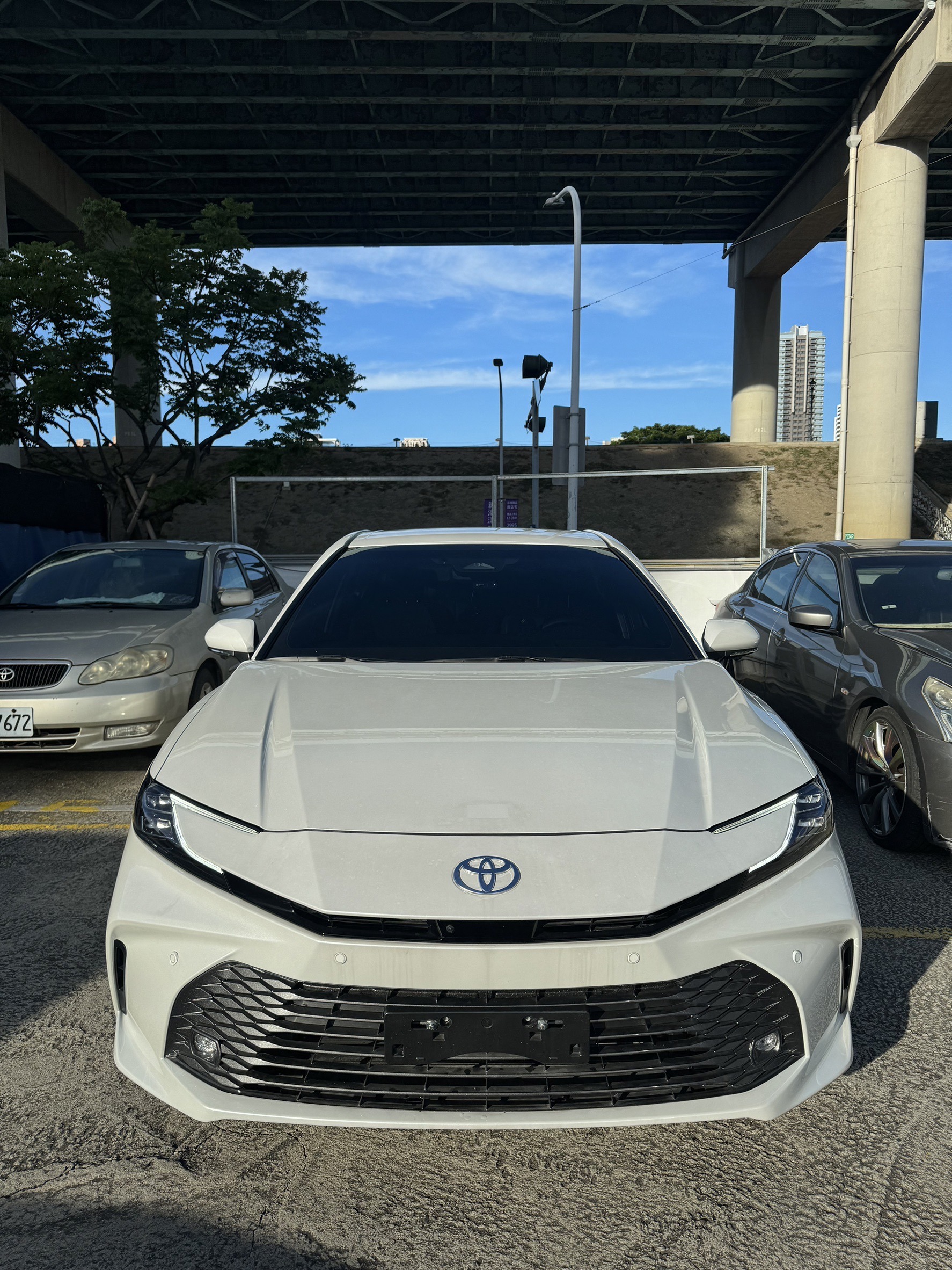 Toyota Camry賣車估價重點我個人整理了四個階段的Camry,分別都有不同的對應重點: 6代基本上2.4行情最好,再來是2.0,最差是3.5,多數都是5萬內居多~要到7.8萬可能要2.4然後跑很少。 7代小改前的2.5汽油版價格最差,雖然配備好但稅金高、又沒油電省油,然後油電因為電池關係價格也不好,2.0汽油收購價會比較高!然後2014年有特仕版以及小改的關係,這一年改款前的收購價會特別差。 7代小改後的油電車價格因為基礎配備很好,所以即便大電池沒換過也可能和汽油2.0價格接近,尤其油電旗艦版會收最高。 8代改成進口,一樣油電2.5行情最好(因為還沒過保)、再來是汽油2.0,價格最差也是汽油2.5(只有賣三年就停了)。 9代的話目前一樣油電2.5旗艦版最好、2.0豪華的價格最差,畢竟配備落差真的挺大的。