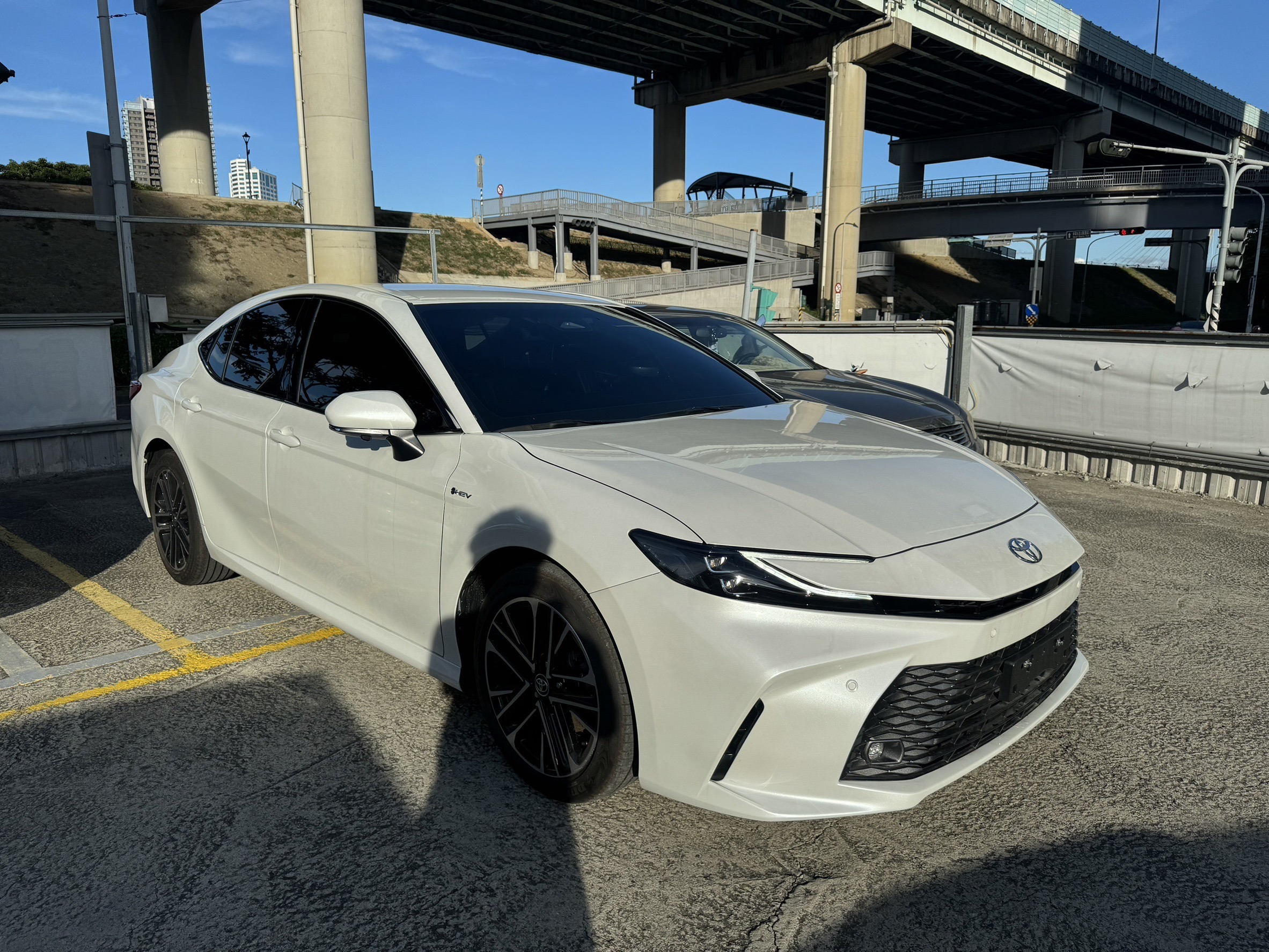 Toyota 九代 2025年 Camry中古車收購紀錄分享 陳先生因為需要周轉資金，所以忍痛要賣他的愛車。 上網查到小曾車庫的資訊，並且提供相關資訊給我們。他的愛車是極度稀有的2025年9代Camry油電旗艦版，而且里程只跑1000公里。 當然這種新車要排隊等、又只有跑一千公里，版本也是最好的旗艦。所以小曾車庫就直接捏很高去跟他買! 陳先生各方比較後覺得我們價格最好加上態度也很溫和，深思熟慮後決定和我們約到府看車。 看車後發現沒什麼問題，因為也才跑一千公里而已!於是就快速簽約一起去監理站過戶，一天就完成了現金周轉。 如果你有任何時代的Camry都很歡迎找小曾車庫直接免費估價和預約到府服務!
