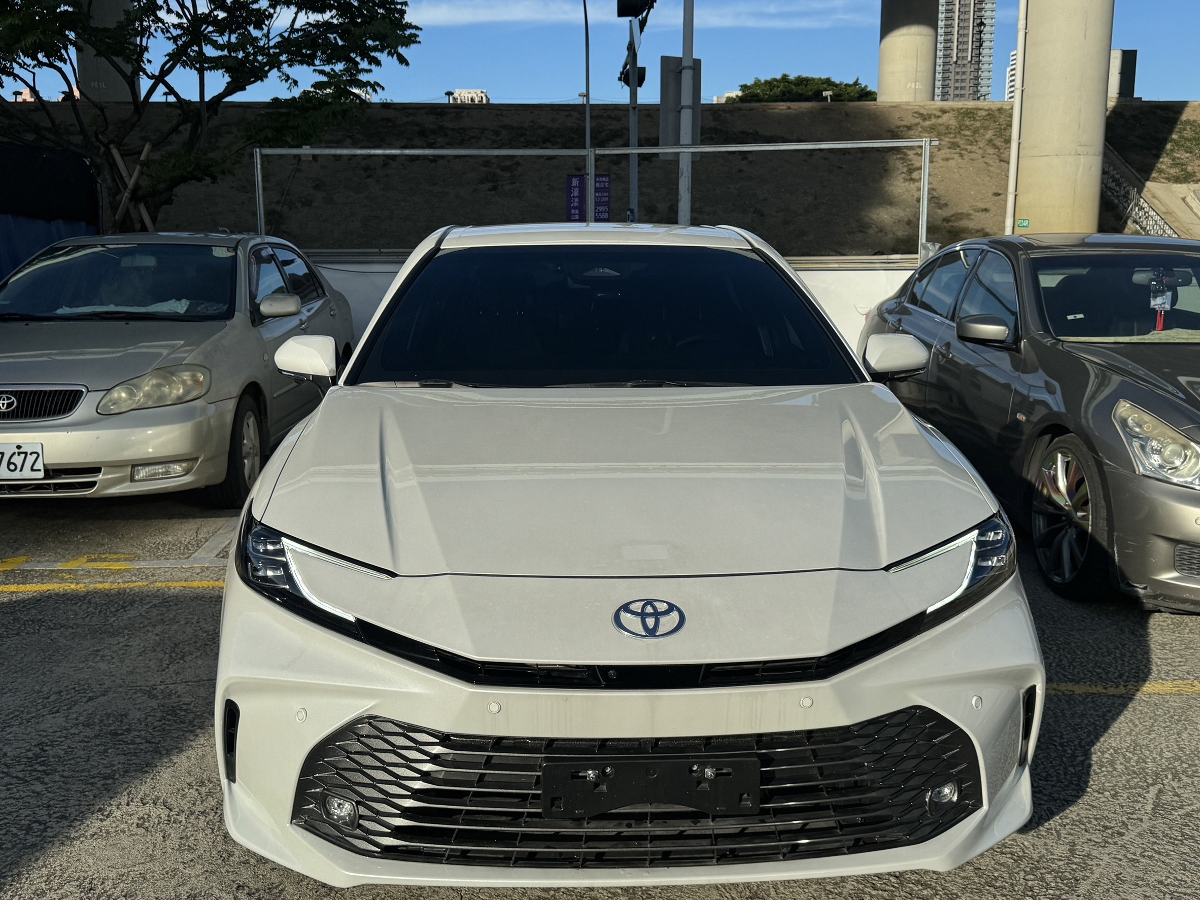 Toyota 九代 2025年 Camry中古車收購紀錄分享 陳先生因為需要周轉資金，所以忍痛要賣他的愛車。 上網查到小曾車庫的資訊，並且提供相關資訊給我們。他的愛車是極度稀有的2025年9代Camry油電旗艦版，而且里程只跑1000公里。 當然這種新車要排隊等、又只有跑一千公里，版本也是最好的旗艦。所以小曾車庫就直接捏很高去跟他買! 陳先生各方比較後覺得我們價格最好加上態度也很溫和，深思熟慮後決定和我們約到府看車。 看車後發現沒什麼問題，因為也才跑一千公里而已!於是就快速簽約一起去監理站過戶，一天就完成了現金周轉。 如果你有任何時代的Camry都很歡迎找小曾車庫直接免費估價和預約到府服務!