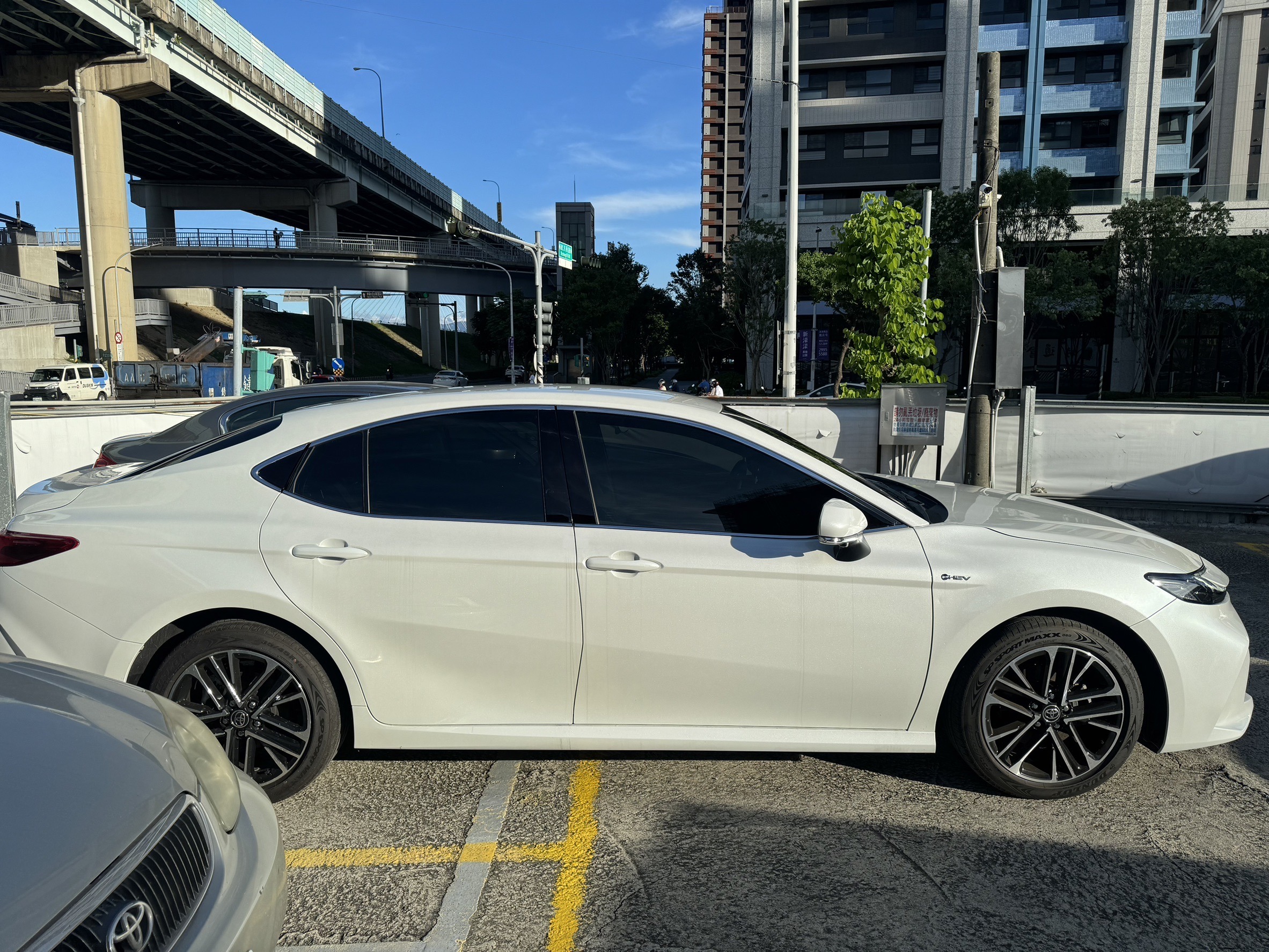 Toyota 九代 2025年 Camry中古車收購紀錄分享 陳先生因為需要周轉資金，所以忍痛要賣他的愛車。 上網查到小曾車庫的資訊，並且提供相關資訊給我們。他的愛車是極度稀有的2025年9代Camry油電旗艦版，而且里程只跑1000公里。 當然這種新車要排隊等、又只有跑一千公里，版本也是最好的旗艦。所以小曾車庫就直接捏很高去跟他買! 陳先生各方比較後覺得我們價格最好加上態度也很溫和，深思熟慮後決定和我們約到府看車。 看車後發現沒什麼問題，因為也才跑一千公里而已!於是就快速簽約一起去監理站過戶，一天就完成了現金周轉。 如果你有任何時代的Camry都很歡迎找小曾車庫直接免費估價和預約到府服務!