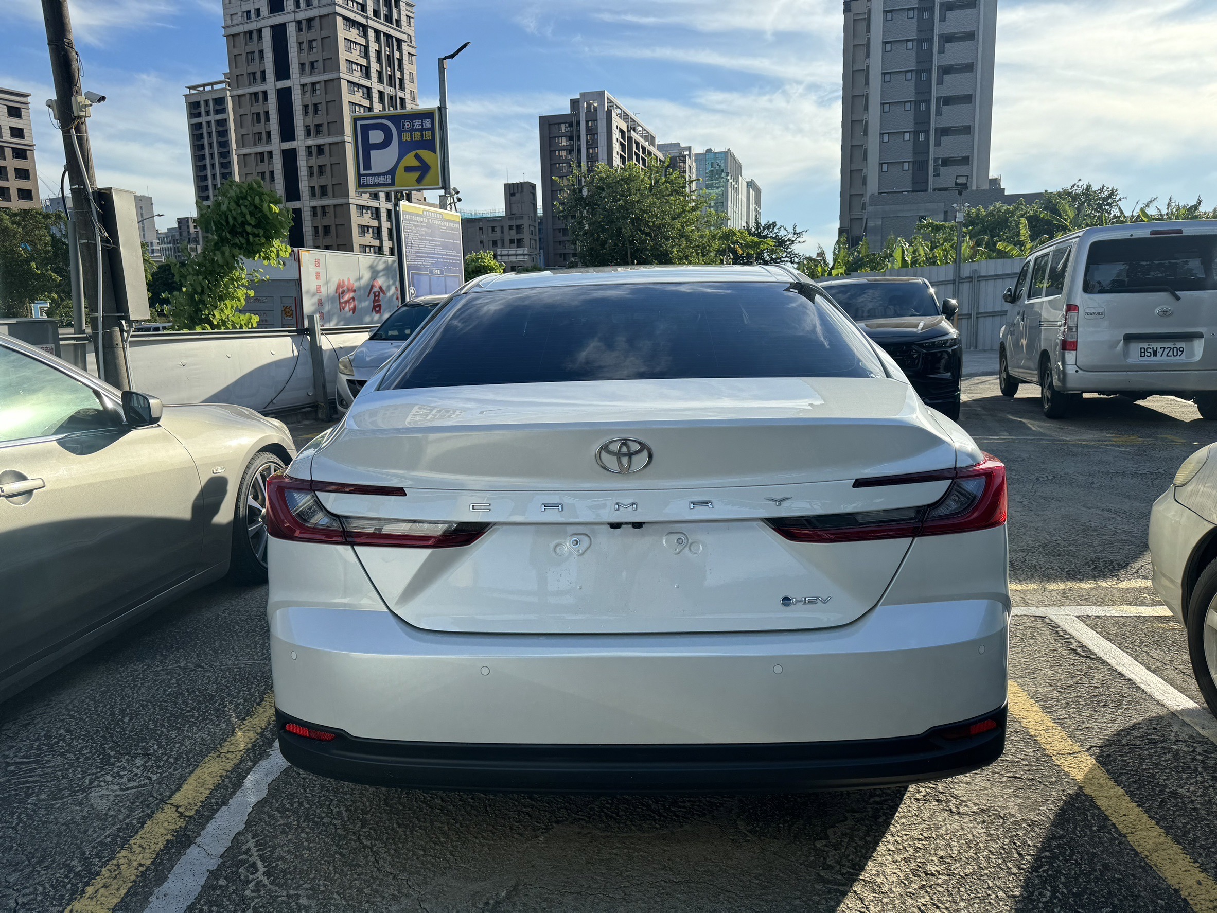 Toyota 九代 2025年 Camry中古車收購紀錄分享 陳先生因為需要周轉資金，所以忍痛要賣他的愛車。 上網查到小曾車庫的資訊，並且提供相關資訊給我們。他的愛車是極度稀有的2025年9代Camry油電旗艦版，而且里程只跑1000公里。 當然這種新車要排隊等、又只有跑一千公里，版本也是最好的旗艦。所以小曾車庫就直接捏很高去跟他買! 陳先生各方比較後覺得我們價格最好加上態度也很溫和，深思熟慮後決定和我們約到府看車。 看車後發現沒什麼問題，因為也才跑一千公里而已!於是就快速簽約一起去監理站過戶，一天就完成了現金周轉。 如果你有任何時代的Camry都很歡迎找小曾車庫直接免費估價和預約到府服務!