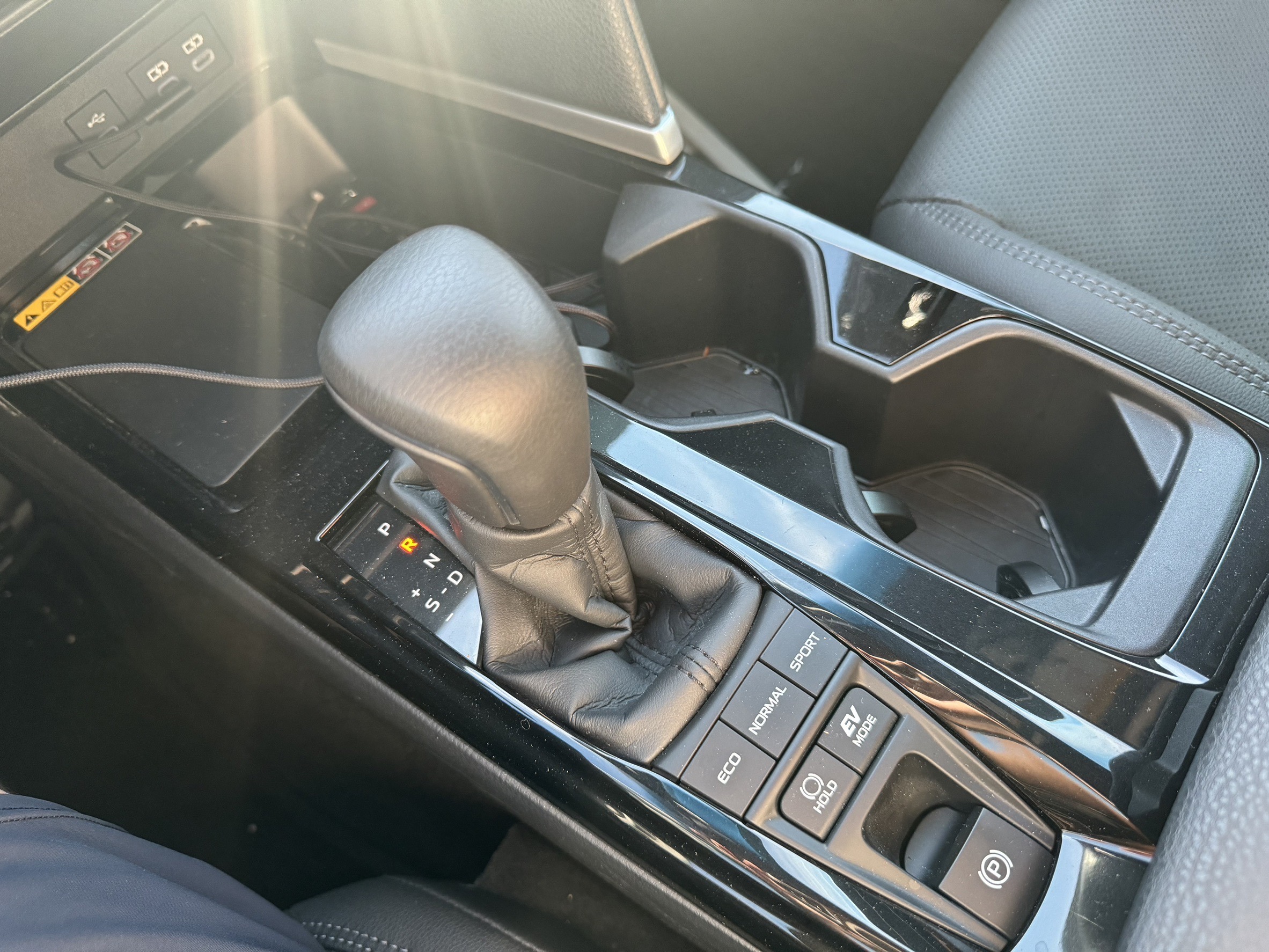 Toyota 九代 2025年 Camry中古車收購紀錄分享 陳先生因為需要周轉資金，所以忍痛要賣他的愛車。 上網查到小曾車庫的資訊，並且提供相關資訊給我們。他的愛車是極度稀有的2025年9代Camry油電旗艦版，而且里程只跑1000公里。 當然這種新車要排隊等、又只有跑一千公里，版本也是最好的旗艦。所以小曾車庫就直接捏很高去跟他買! 陳先生各方比較後覺得我們價格最好加上態度也很溫和，深思熟慮後決定和我們約到府看車。 看車後發現沒什麼問題，因為也才跑一千公里而已!於是就快速簽約一起去監理站過戶，一天就完成了現金周轉。 如果你有任何時代的Camry都很歡迎找小曾車庫直接免費估價和預約到府服務!