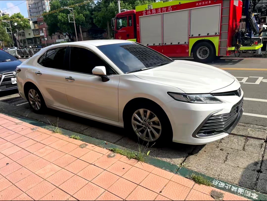 Toyota 8代 Camry車商收購價分享 自18年八代出來之後Camry就改成日本進口,大致上配備差異和九代很接近。 1.油電:初代18-20年油電版本分成尊爵、旗艦。 旗艦版多了全景天窗、18吋鋁圈、抬頭顯示、電動座椅、通風座椅、JBL音響、TSS一代系統、BSM盲點。 以18年為例收購價旗艦大概落在30-35萬居多,落差很大主要看電池畢竟這年份快過保了,里程接近16萬的話也可能不到30。 一般來說旗艦收購價會比尊爵多了10萬元。 2.汽油2.5:早在七代有出汽油2.5賣的很糟之後,八代也有出過2.5。汽油版本2.5只有豪華一個版本,19-21年才有,後來就沒賣了。 19年收購行情的話是鐵定不到30萬去收,原因就2.5所以很難賣、車商開價也才30幾萬。但配備屌打2.0豪華。 3.汽油版本2.0:這在21年才出,分成豪華和尊爵,想也知道是2.5汽油賣太爛所以才出2.0。 一樣分成豪華和尊爵兩個版本,但要注意2.0豪華很爛只有後雷達沒有顯影、連ikey都沒有。 尊爵的話至少還有免鑰匙、盲點、電動椅。汽油尊爵收購價21年大概會落在40幾萬,豪華的話大概差六七萬抓30初頭。 但如果汽油2.5 和汽油2.0豪華的話,我會選2.5。因為配備真的好太多 然後油電如果比較新的22-24,通常車商會收的很高,畢竟保固都還很久!加上九代數量也沒很多 不怎麼影響八代價格。 以上只是以黑白色、十萬公里內的車初估,如果跑多、營業車、不能認證就會更低喔!