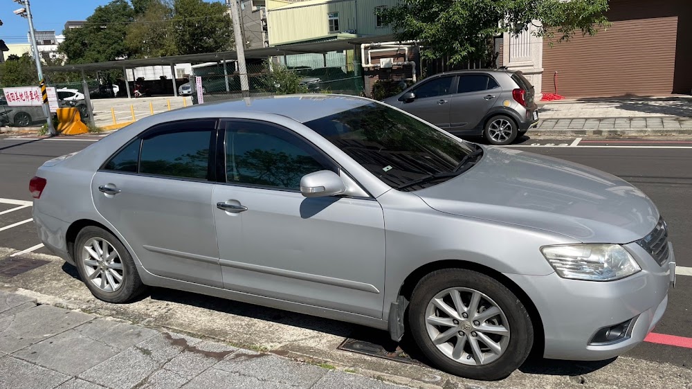 Toyota 6代 Camry車商收購價分享六代(2006-2011年)基本上行情最好的就是2.4版本,再來2.0,最差的就是3.5。 原因很簡單,2.4稅金跟2.0一樣,配備又更豐富,那當然大家最愛買這個,所以二手行情就會提升。 3.5你也知道稅金一年3.6萬元,雖然配備比較好但稅金繳兩年就超過車價,多數人開這種老車很難會想花這麼多錢。即便是當時的3.5Q版要價150幾萬,到現在也剩下沒幾萬元了! 2.0的話就是中規中矩,配備雖然差但最起碼沒這麼難養。 普遍來說2011年的六代Camry,如果是2.4G版應該都還有5-8萬元、2.0應該都不到五萬元、至於3.5車商在收大概就2-3萬元。 以上都要看車況、里程做評估喔!五代就不多做介紹,基本上多數都是1.5-2.5萬去收購,畢竟真的太舊。