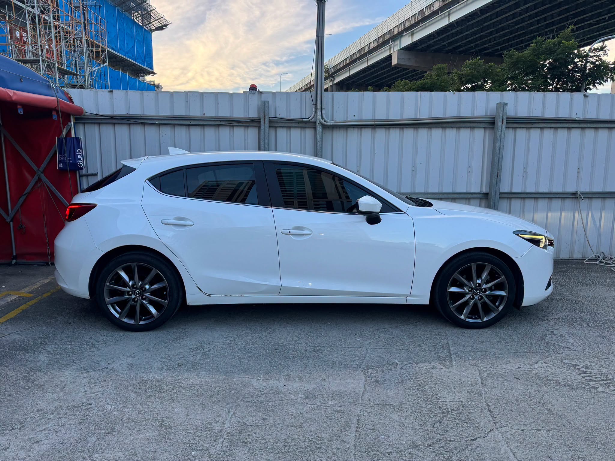 三代Mazda3>曾經的傳奇先分享一下馬3的故事,後續再進入收購價主題。 曾經的馬3進化成魂動後,在七八年前能見度非常可怕!售價在當時超低。曾經2017年的新車只賣69萬多還給你6氣囊、多連桿、末期還有標配LED燈。 一個新車價接近ColtPlus的車可以給成這樣,算是當時台灣車界的傳奇。撇除2.0稅金高以外,大概也沒啥缺點,外觀帥開起來也爽。 但在4代馬3幾乎沒改什麼,售價提高、空間一樣。加上四代Focus在新車性價比好太多,一堆人跳去買四代Lommel、帥就算了還給你渦輪~稅金也才1.5!比你2.0NA厲害~然後阿提斯大改12代和Auris也很有吸引力,也都有acc。 只能說四代馬三剛好沒太多進步,其他廠出的車又特別猛,還不說一堆人跳槽去電動車。所以你會發現4代數量少很多,也當然可能改進口所以價格變高了些。 就連現在其實四代馬3都不是很好賣,但三代馬3五門反而都很多人問。更不用說在以前年代三代馬3真的是躺著賣~