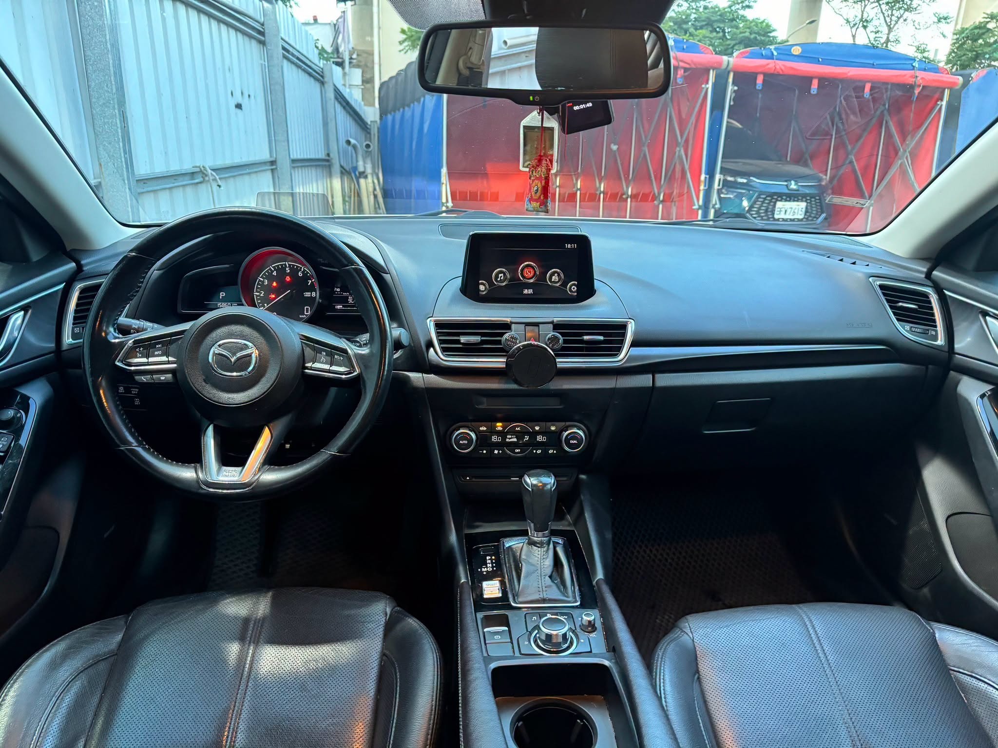 Mazda 3 / 馬3 二手車收購常見問題 (FAQ)Q:馬3 自售好賣嗎? A:算好賣的,但小曾的經驗馬粉客戶通常是比較難搞,通常功課做很足。對於一般人來說,可能會比賣其他車款來得麻煩一些。 Q:馬3 保養維修貴嗎? A:以日系車來說他算貴,尤其壞東西的時候,回原廠的話更加昂貴。 Q:馬3 二手車很保值嗎? A:我覺得是中間水準,如果你是四門或者微笑就不保值、五門三代的話算是比較保值了。 Q:如果馬3有改裝(如避震、鋁圈、排氣管),車商會收嗎? A:還是會收,馬3改裝其實很常見,但多半比較沒再改動力、都是外觀居多。 Q:馬3 二手價格如何查詢? A:本篇已經有大概說明三代、四代的行情推算方式,二代的話幾乎就都沒幾萬。 更準確建議直接詢問專業二手車商例如小曾車庫,因為每個版本尤其新款馬3有許多特仕款,會更需要專家協助您估價。 Q:Mazda 3 缺點有哪些? A:後座空間比較小、2.0稅金不太划算、沒有渦輪引擎還是使用NA、沒用CVT變速箱所以比較耗油 Q:馬3版本會影響收購價嗎? A:會嚴重影響收購價,通常有Bose音響、電動椅會收特別高!而且3.5代旗艦版還會有acc。