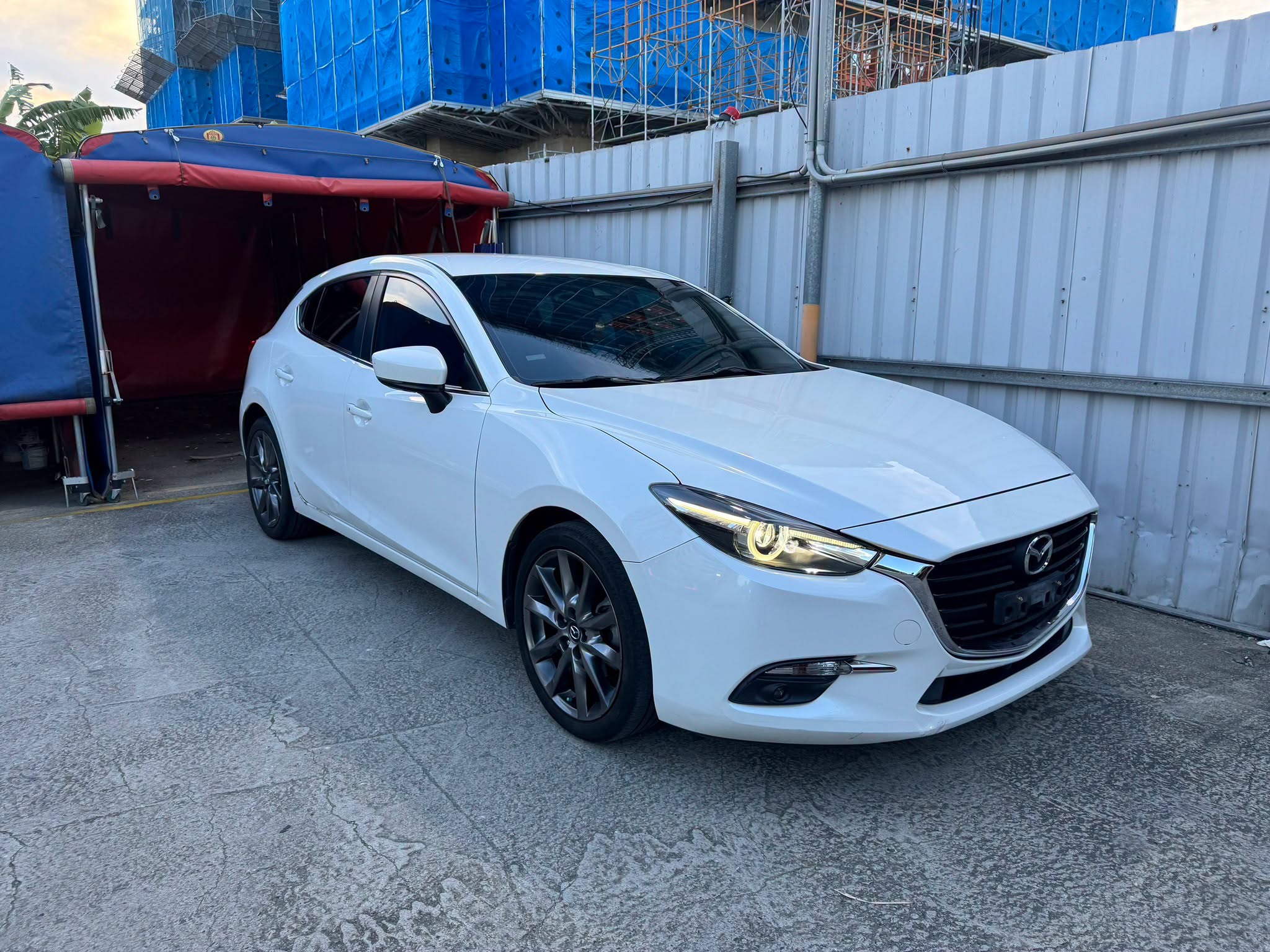 Mazda3 / 馬3 賣車估價重點無論三代四代大多數都是五門、白色收購價最高。如果是招牌魂動紅的話其實還是不會有白色高,只能說沒扣那麼多而已,畢竟買紅色的人就是少數。 配備來講兩者都是有電動椅、Bose音響就是最高階的版本也會收最高。除此之外其他版本的價差其實很小,尤其是四代的頂級型和20S就沒差什麼。 然後四代馬三19年-21年收購價會比較差,因為這時候還沒有全速域ACC(時速低於30km/h會失效)。 2022年後的車有CTS是真正的全速域所以價格會略高一些!懂的人大概都會改買22年後的。 其他細節收購價請繼續閱讀! ▋魂動3.5代五門馬3車商收多少? 身為馬自達最好賣的T1車,以2017年舉例配備版本如下: 1.豪華版:雙氣囊、16吋鋁圈、布椅/權威24萬 2.尊榮進化型:6氣囊/免鑰匙、LED、盲點輔助/權威26萬 3.尊榮安全型:18吋鋁圈、車道偏移、煞車輔助、EPB(電子手煞車)/權威28萬 4.旗艦型:電動椅、MRCC定速(半ACC)、BOSE音響/權威30萬 馬3權威價基本上參考就好~按照版本有不同特性。基本上豪華版因為太廢,多數收不到20萬,就算有五門光環也一樣,而且還雙氣囊而已~懂的人都不太想買。 至少要到尊榮進化型還比較能看一點,收購價還比較會接近20萬。至於尊榮安全也算很不錯,輔助配備很多大概能接近25萬。如果是旗艦版是目前最有機會超過25萬的 然後以上價格是以白色、10萬公里以內來計算!如果灰色、超過十萬公里、換鈑件通常就沒收這麼高。馬3版本分辨也很簡單,Bose音響和電動椅往往是高階版本才有。沒ikey、定速通常就最差版本。