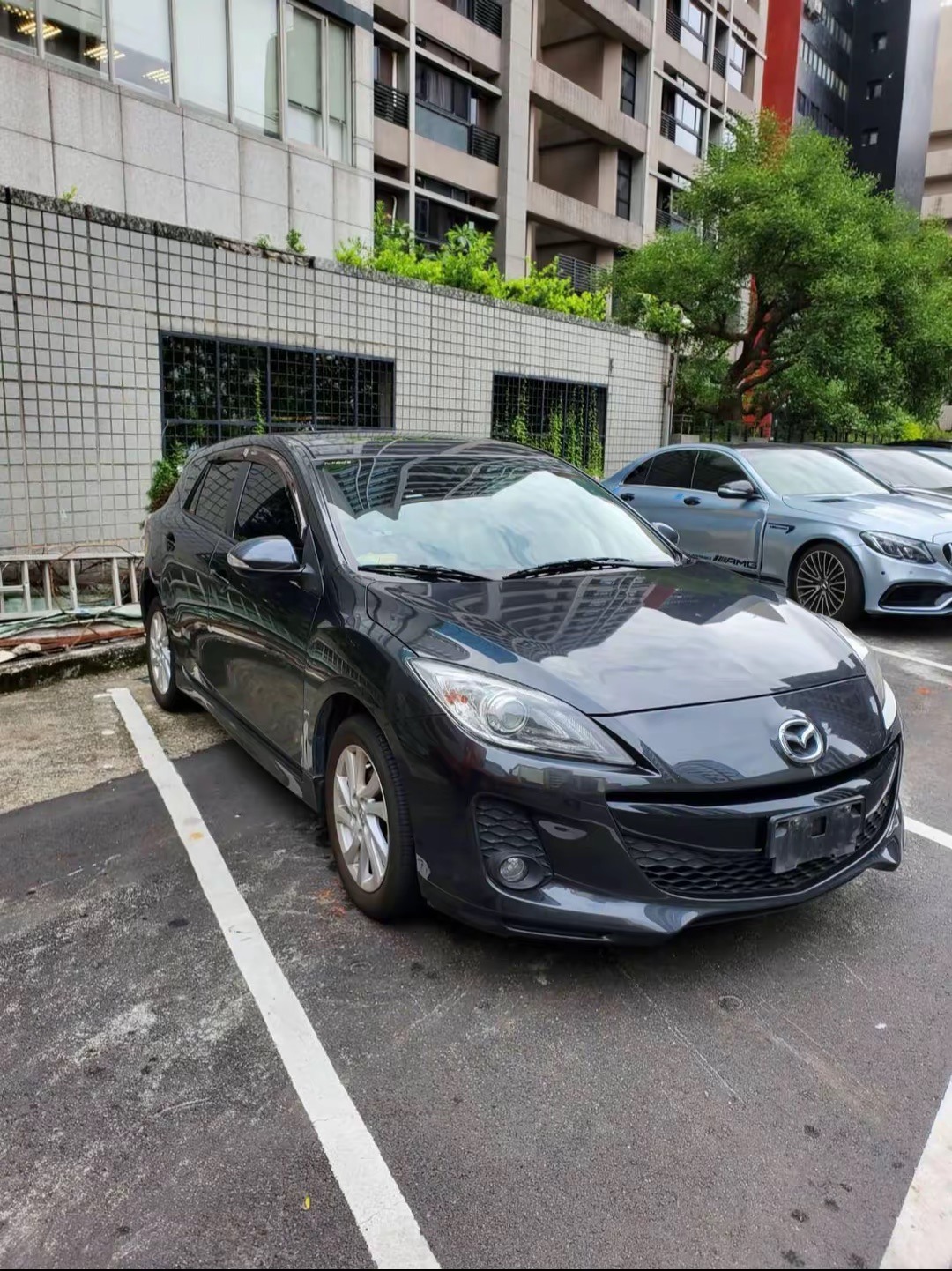 二代馬3(微笑馬3)收購價如何呢?最後順便提一下二代馬3又稱為微笑馬3,在市場上普遍是代步車等級。即便是五門多半收購價也很少到五萬元!多數我認為是兩三萬而已。其中2.5S雖然配備好,但稅金高幾乎價格是更加悽慘。 不過這車幾乎都報廢光了,市場上數量已經很少,所以小曾就稍微簡單提一下。 主要就5個原因導致價格很差: 1.這一代是國產,福特六和代工,和福特幾乎共用平台 2.跟福特有關你就知道>毛病一定特別多,變速箱電腦也可能故障、電動照後鏡掛了很正常。 3.以前這車是警方重點取締車輛,幾乎都89再開,很多都已經被操壞 4.油耗很兇,不如三代的引擎變速箱設計 5.三代馬3太強大,輾壓上一代,除了豪華以外幾乎都標配六氣囊和各類安全系統就很扯了