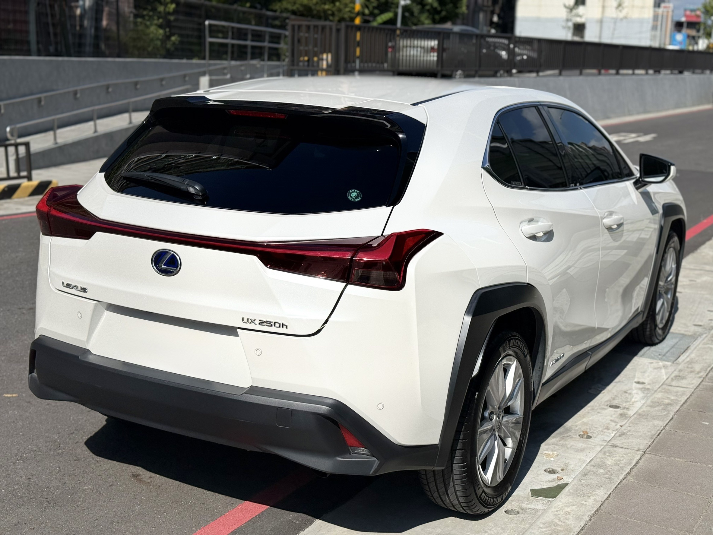 Q:UX200和UX250H中古車Ptt自售好賣嗎?
A:以Lexus車系來說沒這麼好賣,但還是算熱門~主要看你有沒有牽涉到大電池保固問題,過保的話就難賣很多。
Q:UX200和250h保養維修貴嗎?
A:豐田體系下算是很好養的車,尤其是汽油版的UX200會更加便宜。
Q:Leuxs UX真的保值嗎?
A:整體來說在Lexus品牌裡面算是比較差的車,跟NX、RX比相對沒這麼保值。但對比其它品牌的車還是算不錯的!
Q:為什麼我的UX估價比別人低?
A:通常和電池保固狀況、里程、事故待修這三個因素有關聯,尤其電池一旦過保、又剛好遇上事故不能認證,估價落差很容易到10幾20萬。
Q:Lexus UX二手價格如何查詢?
A:UX系列初步的估價邏輯這篇文章都有說明,但實際上還牽涉里程、顏色、版本等相關因素!所以準確價格建議還是直接找小曾車庫免費線上評估最準確。