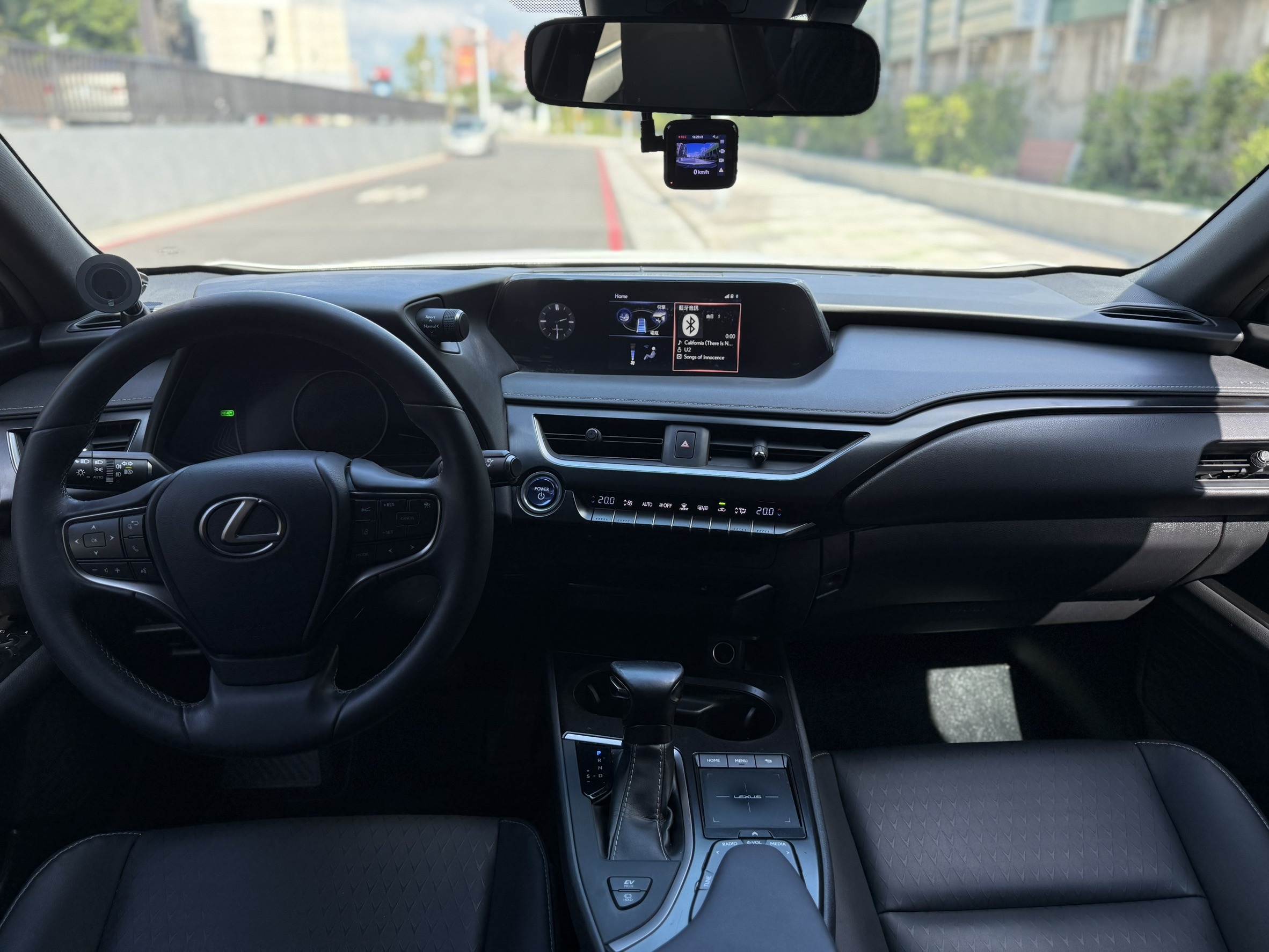 ▋Lexus UX200 250H 300H賣車估價重點1.版本通常是越高階和油電版本的二手價比較好
原則上UX300H會比UX250H高、UX250H又比UX200高,如果以上有選F Sport都會更高價。少數狀況例如初代UX200 Fsport會比同年份UX250H來的高!
然後UX300E目前是收購價最低的,因為純電不是主流的CCS1或CCS2,而且是油改電~多數人會直接去買特斯拉。
2.過保後不見得油電收購價就高
多數情況下尤其是保固期內,油電UX250H、UX300H收購價會比汽油高,但如果超過保固加上里程高,那收購價會許就會有落差。
主因還是大電池故障後維修費太貴,會變成超過五年後的油電UX250h有可能比汽油還低。