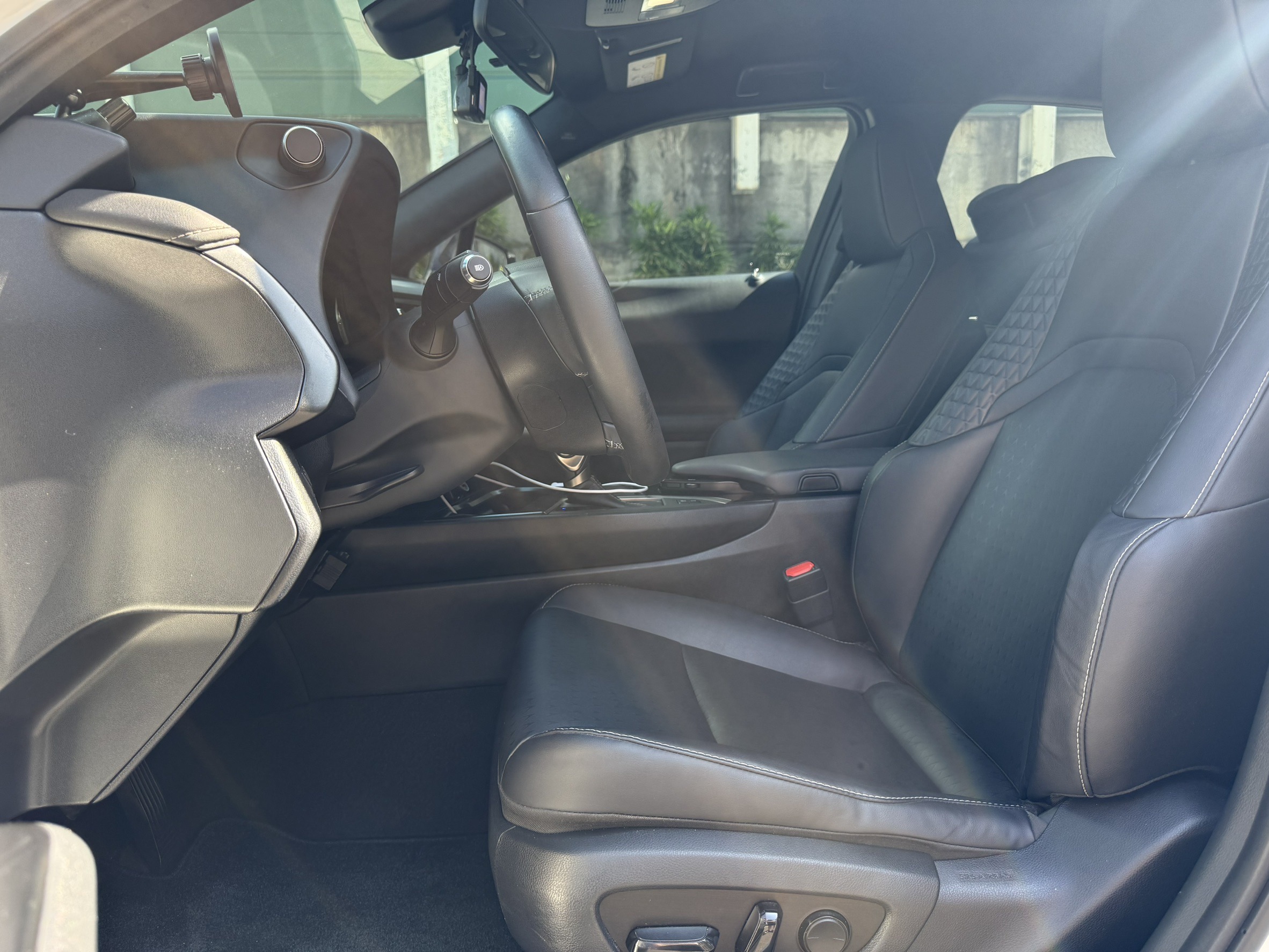 ▋中古車收購紀錄分享-2020 Lexus UX250H卻收不到50萬
前幾天收了一台UX250H,但收購價並不高,其實並不是我不出高,我反而還是出比較高的。所以特別解釋一下這台車的行情。
一般來說如果UX250H白色、里程不高,20年式大概車商收購價摸得到6字頭。但如果你的電池過保,或者有換鈑件,那世界可就變了。
客戶的狀況是里程快20萬(好在非營業用車),加上判斷左後葉更換有切割,屬於不能認證。
基本上電池過保大概就要少個5萬起跳,加上又高里程再少5萬。然後加上不能認證,算你便宜一點再來個5萬。這樣算一算你就知道和一般行情會有極大的落差!
一般來說即便這台車算熱門車,但以上3個因素也會讓你的車折舊很多很多。
建議油電車還是在保固內賣,然後盡可能避免被追撞(雖然我也知道這就是運氣運氣),通常屁股中的,我的經驗80%都不能認證。遵循這兩件事情,你賣車的價格會好上不少!
如果你覺得車商扣太多,其實也可以想想你去外面買車~一台UX250H沒電池保固、跑多、不能認證,你會願意用多少錢來買呢?相信我價差沒有個15萬以上,你可能都不會想買。
總之如果你有任何UX車系,無論漂亮或者瑕疵都可以找小曾免費估價喔!
