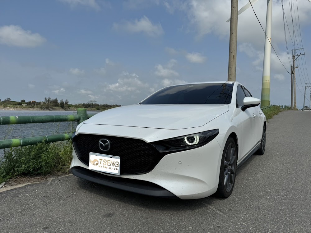 ▋四代馬3車商收多少： ​ 主要還是白色會收比較高、灰色其他色可能就比較慘。以19年為範例，四代馬3主要分成以下三種版本： ​ 1.頂級型(新車 90.9 ) : 雖然叫做頂級但其實是最陽春/權威35萬，實際上因配備不太好目前多數收30萬內。 ​ 2.20S Premium (新車 95萬) : 多了抬頭顯示器/權威36。條件夠好應該有機會收到30這邊 ​ 3.20S Signature (新車 101.8 ): 最高規格的版本，配備有:Bose 音響 、電動座椅 、抬頭顯示器 。平均應該都有收到35萬以上~ 其他特殊新款馬3版本: 另外四代馬3有很多特仕款，但你要注意不見得收購價就比較高，有些在權威上反而比一般版本低。 這種我就不特別說收購價因為沒遇過幾台，而且有些要加價、有些沒什麼特別~多半都是外觀燻黑、內裝來個雙色或紅色。 1. Carbon Edition / 黑艷版（最熱銷的個性版） 全車燻黑化加上內裝有紅色縫線皮椅，2022年才出的~並且升級全速域 CTS 車道維持輔助。基本上我覺得沒啥特別的~常態販售不算稀有。 2. 100 週年紀念版（100th Anniversary Edition）[權威未顯示] 此車應該會有加價的空間，畢竟數量極少。這是2020慶祝馬自達創立100周年而限定，雪花白外觀加酒韻紅內裝，輪圈中心蓋與前葉子板皆有100週年紀念廠徽。辨別方式就是看白外觀搭紅內裝還有鋁圈中心蓋最快!其實我也只遇過一次。 3. RetroSports Edition（復古風格特仕版） 2024年出的特製版，赤陶紅麂皮內裝。然後車身外觀燻黑。但權威也沒比205S高價，基本上參考20S價格即可。 4. e-SKYACTIV X 2.0（科技黑科技版） 2022年限量一百台，會比一般馬3收高很多畢竟新車當時是122.8萬!然後這是唯一不同引擎的馬3。這顆引擎搭配24V輕油電，馬力180匹。 這車就要特別另外計算了，畢竟我是真的沒遇過、權威也沒資訊。