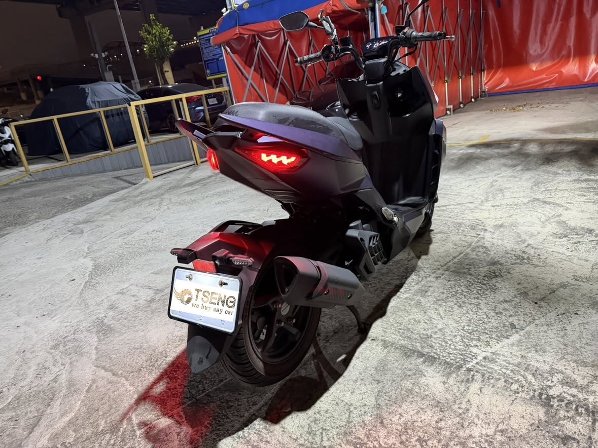 不能過戶的機車如何處理?基本上就是報廢一途了,但通常報廢都沒多少錢甚至幾百元。 還有一招啦!我有場地可以借你停,但要跟你收停車費一個月五百、還有拖車費,等到領牌你再看要怎樣。 機車吊扣流程和手續分享 其實很簡單,無論哪一種你都要自己去跑一趟。 超速:你自己要拆車牌帶去戶籍地裁決所繳納,和汽車超速扣牌是差不多狀況。 酒駕、無照、毒駕:這些都是會現場拆車牌送到裁決所,事件發生日大概一週到兩週可以自行去戶籍地裁決所辦理吊扣手續。但車子要從保管場拖出來需要拖吊車喔!