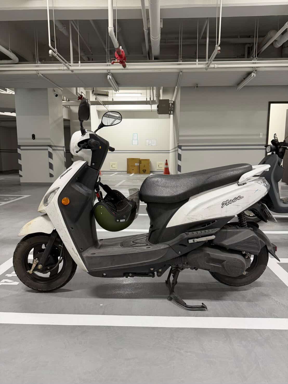 機車扣牌可以過戶嗎？和汽車扣牌過戶的概念是不太一樣的，先講結論： 沒卡貸款的話，出廠 5 年內的扣牌機車基本上都可以過戶，也可以賣。 超過 5 年就要看車牌還在不在手上：車牌還在(超速），騎去監理站驗車就能過戶。如果車牌已經被收走（例如酒駕、毒駕當場拔牌），就沒辦法過戶了。 可以參考此表格，以下都是在[沒有貸款]的前提下： 
<table id="tablepress-14" class="tablepress tablepress-id-14">
<thead>
<tr class="row-1">
	<th class="column-1">車輛狀況</th><th class="column-2">能否過戶</th><th class="column-3">說明</th>
</tr>
</thead>
<tbody class="row-striping row-hover">
<tr class="row-2">
	<td class="column-1">出廠 5 年內</td><td class="column-2">可以</td><td class="column-3">車牌在不在都沒差，可直接過戶</td>
</tr>
<tr class="row-3">
	<td class="column-1">超過 5 年，車牌還在（超速、違規）</td><td class="column-2">可以</td><td class="column-3">騎去監理站做車輛檢驗，驗完再繳牌就能過戶</td>
</tr>
<tr class="row-4">
	<td class="column-1">超過 5 年，但扣牌前 4 個月內剛在監理站驗過車</td><td class="column-2">可以</td><td class="column-3">可以但機率極低</td>
</tr>
<tr class="row-5">
	<td class="column-1">超過 5 年，車牌已繳（酒駕、無照、毒駕當場拔牌）</td><td class="column-2">不能過戶</td><td class="column-3">沒牌不能騎，沒辦法去驗車</td>
</tr>
<tr class="row-6">
	<td class="column-1">出廠 5 年內但被開驗車單，加上現場拔牌</td><td class="column-2">不能過戶</td><td class="column-3">要有車牌才能驗車，所以不能過戶</td>
</tr>
</tbody>
</table>
<!-- #tablepress-14 from cache --> 原則上只要是五年內，無貸款、沒被開驗車單的機車都能過戶! 如果五年以上的話，除非你車牌還沒繳也只有超速這個狀況，那還是有機會過戶。又或者你剛去監理站定檢完四個月內被抓，這樣也能過戶但我覺得已經接近不可能。 有一件事情要特別注意，市面上有些機車貸款是沒有設定動保的，也就是可以直接過戶買賣車~我有遇過一次算是很少見，大多數應該都會被設定動保。如果你是五年內、貸款沒有動保的話也是可以收的。