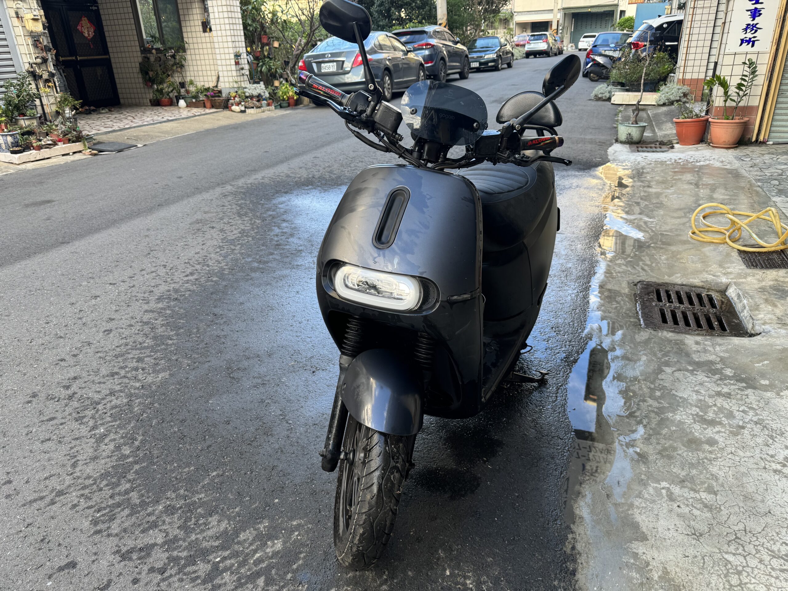 電動機車收購為什麼小曾不收?小曾必須強調,我們絕對不收電動機車。第一個原因是電動機車折價超級快。第二個最麻煩的原因就是電池過戶手續很繁雜。 因為我們收扣牌車一定會先去辦理電池停用,如果未來領牌要賣要先去開通裝電池,這中間的瑣事都非常麻煩比監理站過戶還扯。 加上狗肉的客服大家都知道什麼水準,而且放久了容易壞東壞西的、維修也貴。機車利潤就已經很低了,電動機車還更低~修一修大概就賠錢了! 詳細故事可以參考不推薦你買Gogoro的4個理由。