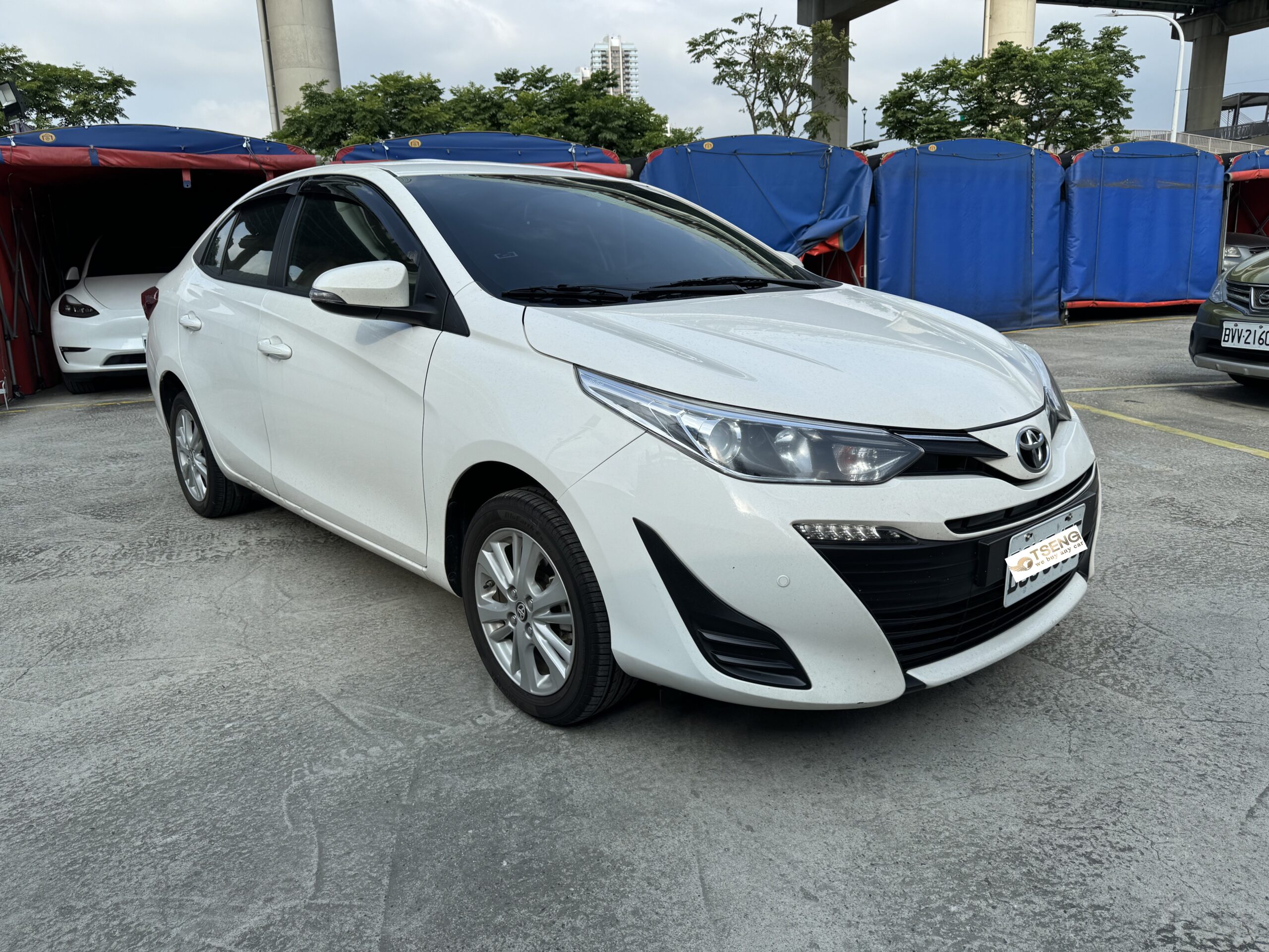 豐田三代Vios車商收多少?特別提一下三代是因為這邊的價格變化會稍微大一些,以2017年舉例,這一代vios主要分成三個版本: 1.雅致款/權威14萬:鋁圈14吋、手動冷氣 2.經典版/權威15和16萬/有多一個經典+:電動收折、mid系統。經典+多了中控螢幕 3.豪華版/權威17萬:免鑰匙發動、免鑰匙進入、恆溫空調、定速 基本上vios的版本判斷多數會以內部為主,原則上豪華最好判斷,只要看免鑰匙就知道是豪華了。 如果是經典版、雅致的話大概7-12萬區間來收!沒為什麼就配備很差價格追不上去、買家也一堆要豪華版。 如果是高階的豪華版跑少大概落在12-15萬區間,雖然vios是開不壞的鋁罐車但他也算是豐田收購價比較差的車,原因在於配備太過陽春、也沒有Yaris那麼好賣。 假設非黑白色、里程過20萬、換鈑件,那以上價格都還會下修。但這車不那麼注重黑白色,銀色、灰色都還是有人會買,畢竟就代步車不要求太多。 收購價來說的我自己覺得3.5代後的vios越新越糟,畢竟換湯不換藥沒改款、配備差不多,多數精明一點的人就會去買二三代。