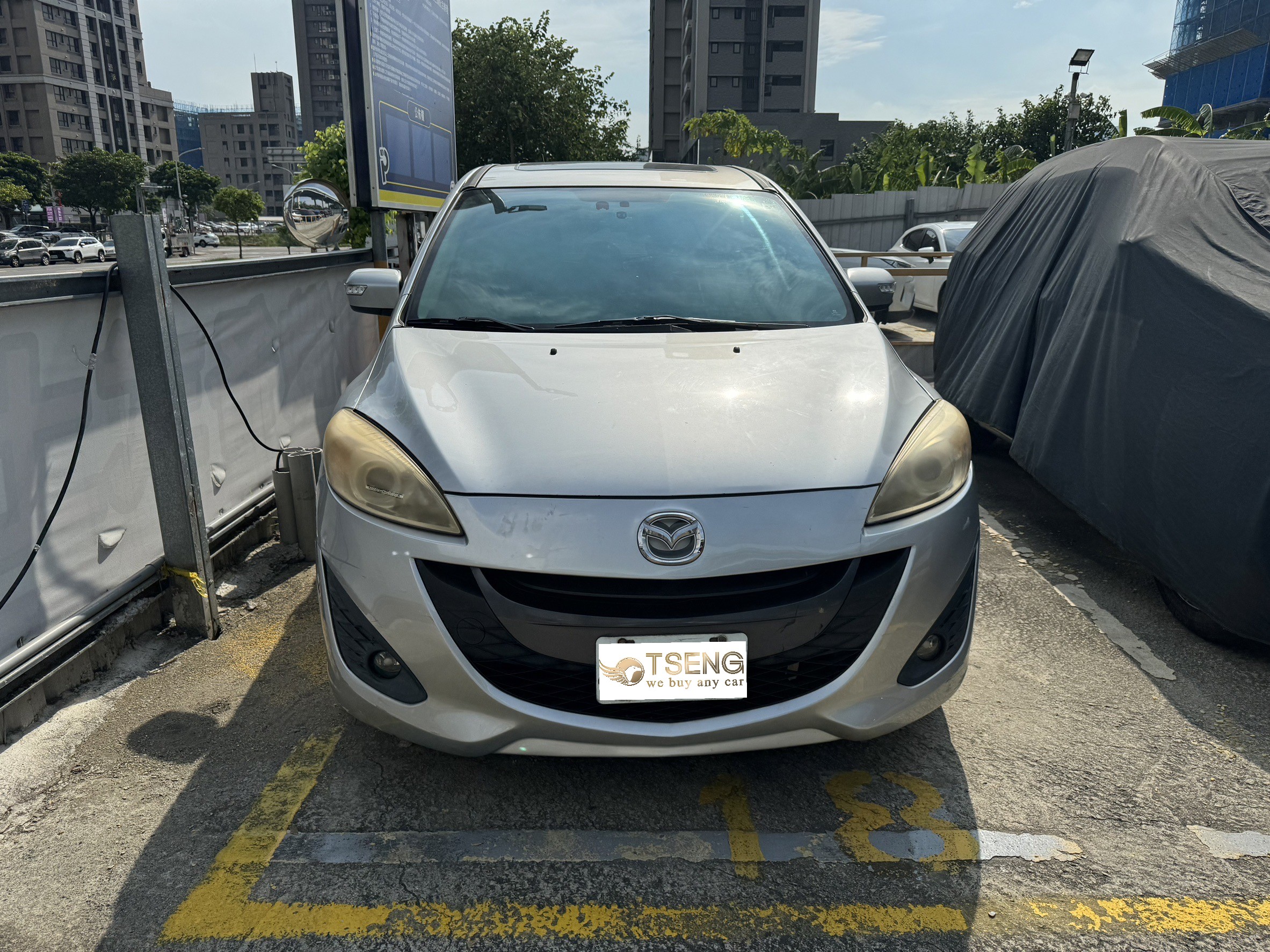 為什麼馬5二手賣車收購推薦小曾車庫？小曾車庫幾乎每幾個月就會收到一台馬自達5，處理 Mazda5 的優勢如下： 小曾團隊精準判斷馬5車況與版本： 馬5版本雖然不複雜，但車況的檢視價格落差很大。例如電動滑門的螺絲鈑件位置和一般車就不太一樣!有些車商可能看不仔細，回去送鑑定發現有問題又會來跟你吵。 再來是這款的電動滑門和變速箱很容易故障，維修費要抓多少?這就是我們的經驗了。如果沒經驗或者不太友善的車商可能會高報維修費去扣更多錢! 不限里程與車況的馬5都能收： 其實我覺得馬5不見得很多車商想收，大家比較喜歡Wish。但我們不一樣!即便您的馬5跑了三十萬公里，又或者有大撞過甚至調錶，這都沒關係~小曾車庫都可以到府幫您收購!不用擔心事後有什麼風險，都會寫在合約上證明雙方都清楚這些車況。 漂亮車況的馬5加價收： 當然如果您跑少、顏色黑白色、版本高階有電動滑門，小曾車庫超行情跟您買起來絕對沒問題的!
