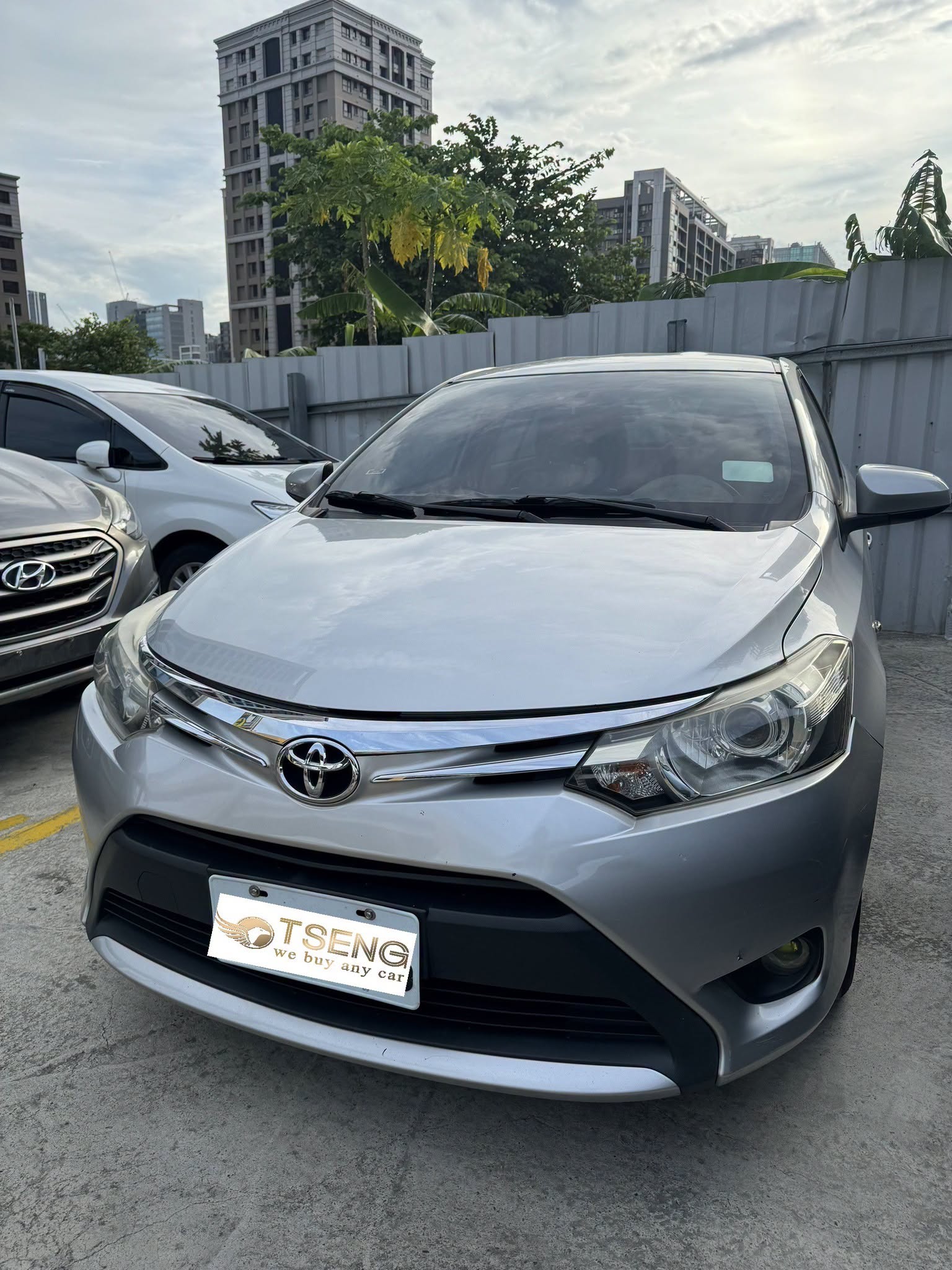 為什麼 Vios 二手賣車收購推薦小曾車庫?小曾車庫非常擅長VIOS的中古車收購與到府估車,處理 Vios 的優勢如下: 精準判斷車況與版本: Vios版本雖然不複雜,但魔鬼藏在細節裡(例如年份跨界的變速箱差異、有無安全氣囊等)。小曾車庫會真正評估您的版本和配備,不會隨便亂估價或亂扣錢。 不限里程與車況的VIOS都能收: 即便您的vios跑了三十萬公里,又或者有大撞過甚至調錶,這都沒關係~小曾車庫都可以到府幫您收購!不用擔心事後有什麼風險。 漂亮車況的vios加價收: 當然如果您跑少、顏色黑白色、版本高階,小曾車庫加價跟您收都是絕對沒問題的!