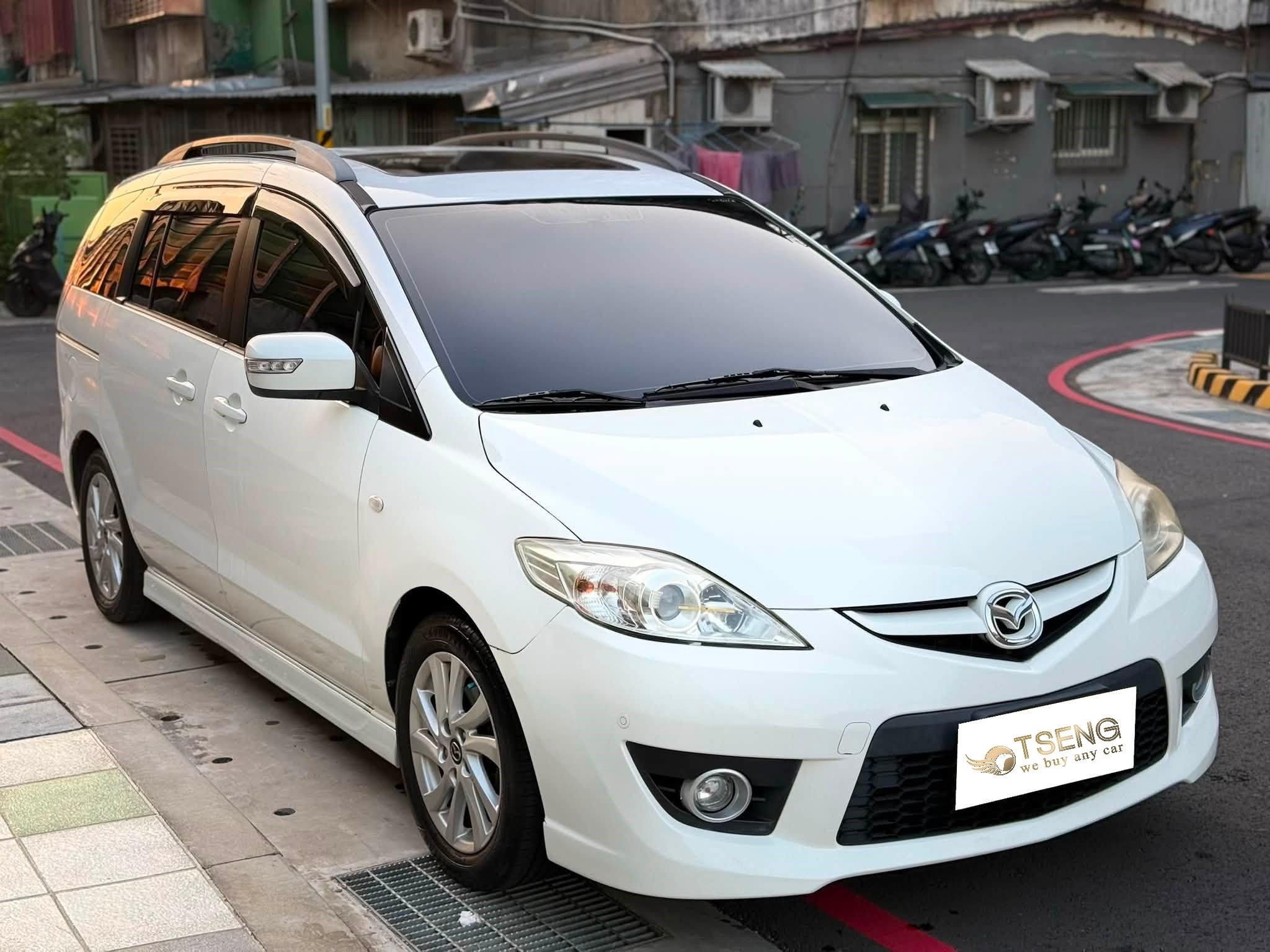 Mazda5賣車估價重點:普遍來說馬5的價格有以下3個重點，算是很簡單判斷。 1.有無電動滑門: 通常馬5有電動滑門的版本都是比較好的，大家應該很直覺認為價格上會比較好。但實際上不見得，如果車齡超過十年以上，很常遇到電動滑門故障，反而一般版本的手動滑門沒事。這時候就會產生一個狀況就是低配和高配的收購價會接近~這是你必須要知道的。 如果你有電動滑門、又沒故障，那恭喜你!我們車商通常會加價收。 2.變速箱狀況: 因為馬5這顆變速箱通常耐用度偏低，如果變速箱有毛病可能都要花幾萬元來修，這時候收購價就會變差。 3.是否有七人座 七人座因為比較好載人加上版本通常較好，所以二手價格會比較好!這類MPV都有這個狀況。