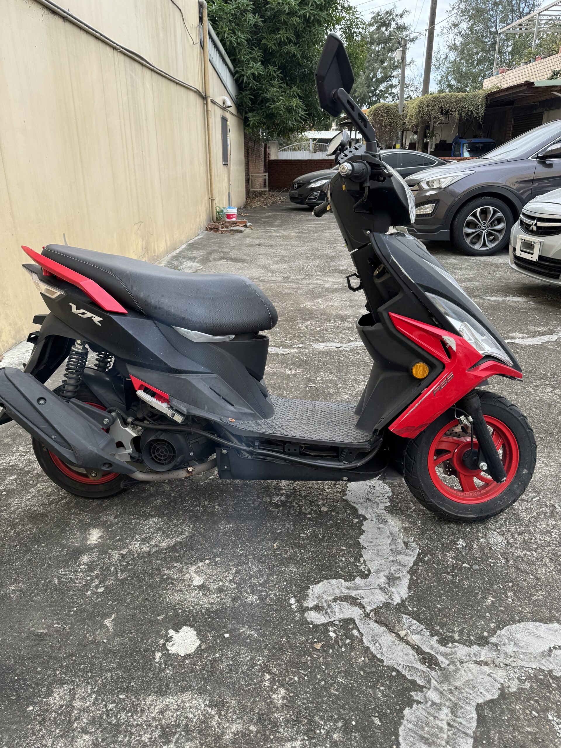扣牌機車收購價大概怎麼計算?基本上扣兩年的話多數是不會到兩萬元,扣半年的話可能正常行情再少個兩三萬。 實務上要看你是什麼機車,你的車太冷門例如PGO那就會特別低。如果是熱門的R15、新勁戰就會比較高。再來就是看你的距離,越遠會越貴。 為什麼扣牌機車估價會這麼低? 主要是機車利潤很低,但周邊成本很高。機車一台你能賺到兩萬算是超級厲害了,說實在話可能比汽車賺5-6萬還難,很多時候都是幾千元而已。 然而扣牌機車主要有兩個狀況成本特別高!一個就是拖運費,因為扣牌的關係沒辦法騎(就算能騎我們也懶得騎車幾十公里騎回來)。然後機車運費其實跟汽車沒差多少,但單價很低佔比就會很可怕。 另一個就是車馬費,我必須請人開車跑去戶籍地過戶、領牌還要再跑一次,就算是我自己跑,花費的油錢、etag,隨便都有可能四五千。 假設你一台被酒扣的機車,外面行情3萬多。我在台北、你戶籍在高雄。即便我報五千元收,你聽起來很芭樂的價格但實際上可能也沒賺什麼。 按照我的經驗,拖車大概要花四千多、開車過去來回兩趟(過戶+領牌)油錢和eTag大概七八千,等於成本就來到1.5萬。但我的利潤放兩年很可能不到一萬元。說實在話我還不如去買0050還比較爽,至少不用做牛做馬的。 這就是為什麼小曾不收遠距離的扣牌機車。因為我報的低你也會不高興、報高我一定沒啥賺頭。 所以多半機車扣牌我們都不會估太高,這個要有心理準備。而且我們本來就專收汽車的,機車是看條件OK才會撥空處理。